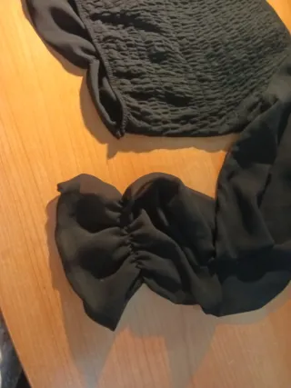 Camisa negra cuello bandeja con recogido