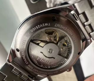 Reloj Timex Automático Negro y Rojo Miyota 8215.