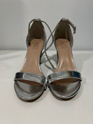 Sandalias de tacón plateadas talla 40
