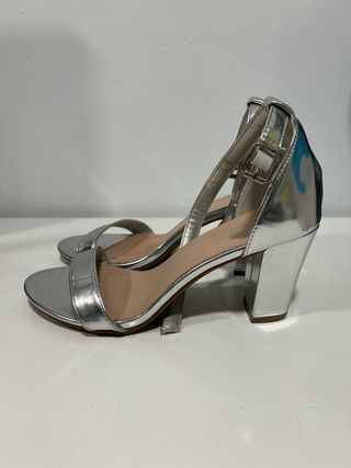Sandalias de tacón plateadas talla 40