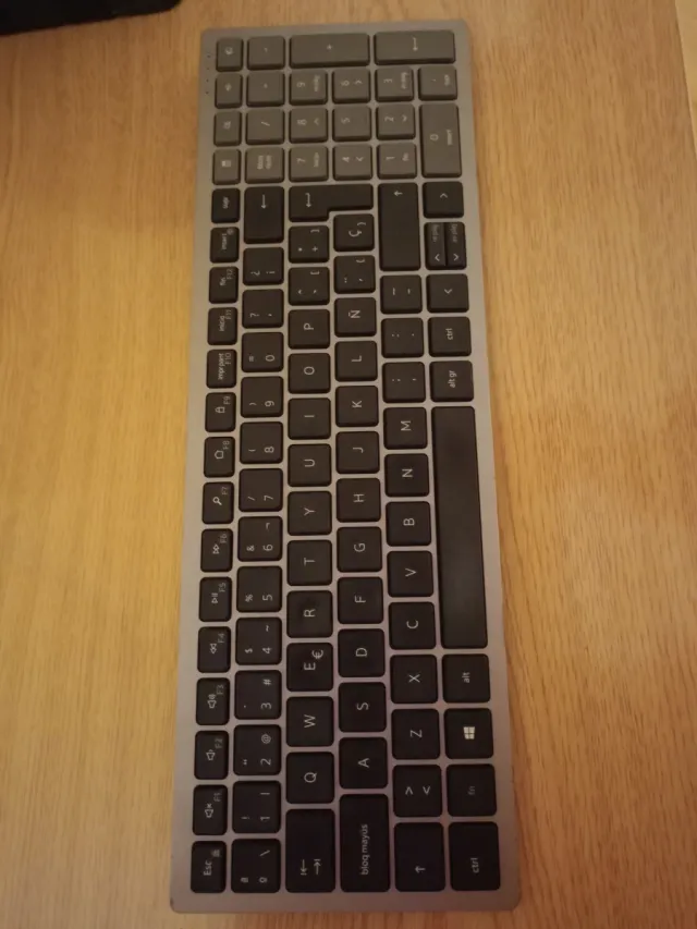 Teclado de ordenador gris y negro