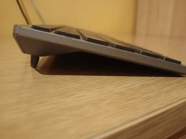 Teclado de ordenador gris y negro