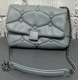 Bolso polipiel gris con cadena metalizada