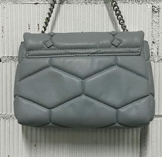 Bolso polipiel gris con cadena metalizada