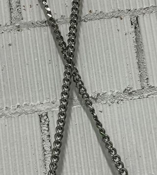 Bolso polipiel gris con cadena metalizada