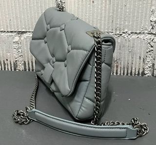 Bolso polipiel gris con cadena metalizada
