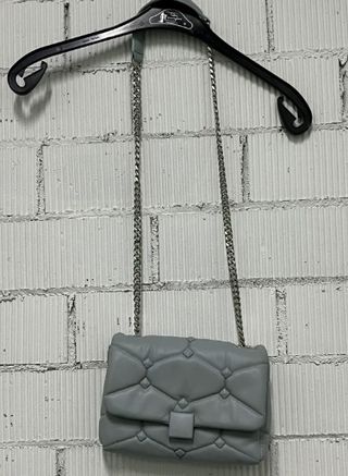 Bolso polipiel gris con cadena metalizada