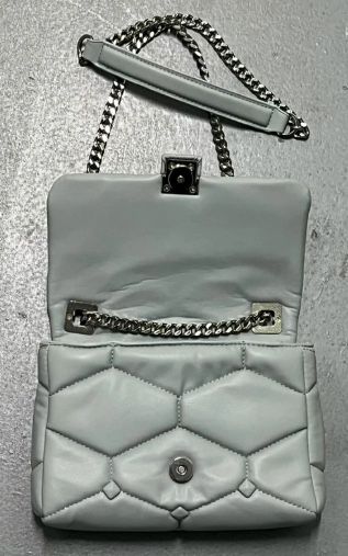 Bolso polipiel gris con cadena metalizada