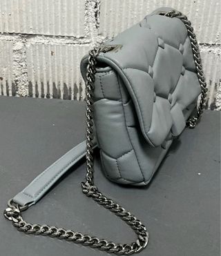 Bolso polipiel gris con cadena metalizada