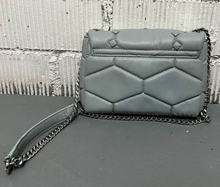 Bolso polipiel gris con cadena metalizada