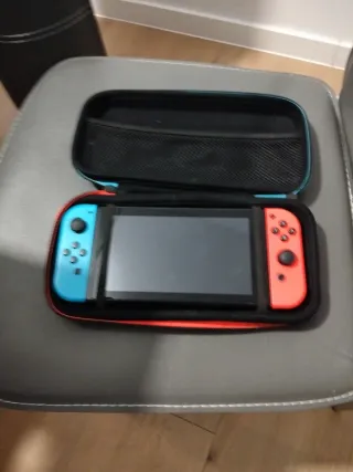Nintendo Switch con funda y cables