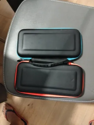 Nintendo Switch con funda y cables