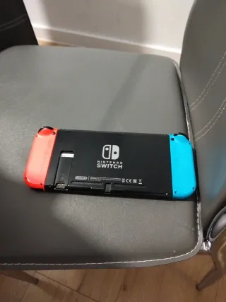 Nintendo Switch con funda y cables