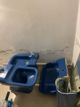 Regalo Escombros y bañera,lavab,bidet inodoro azul