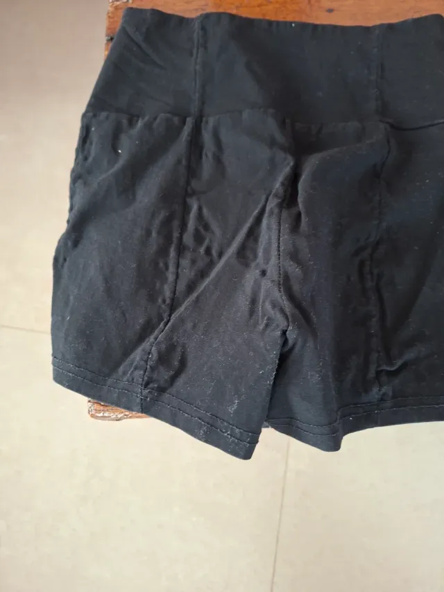 Pantalón negro de tiro alto con botones