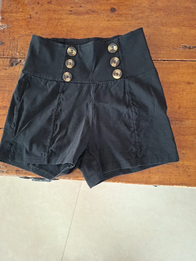 Pantalón negro de tiro alto con botones