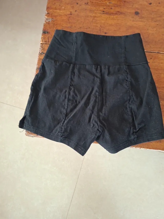 Pantalón negro de tiro alto con botones