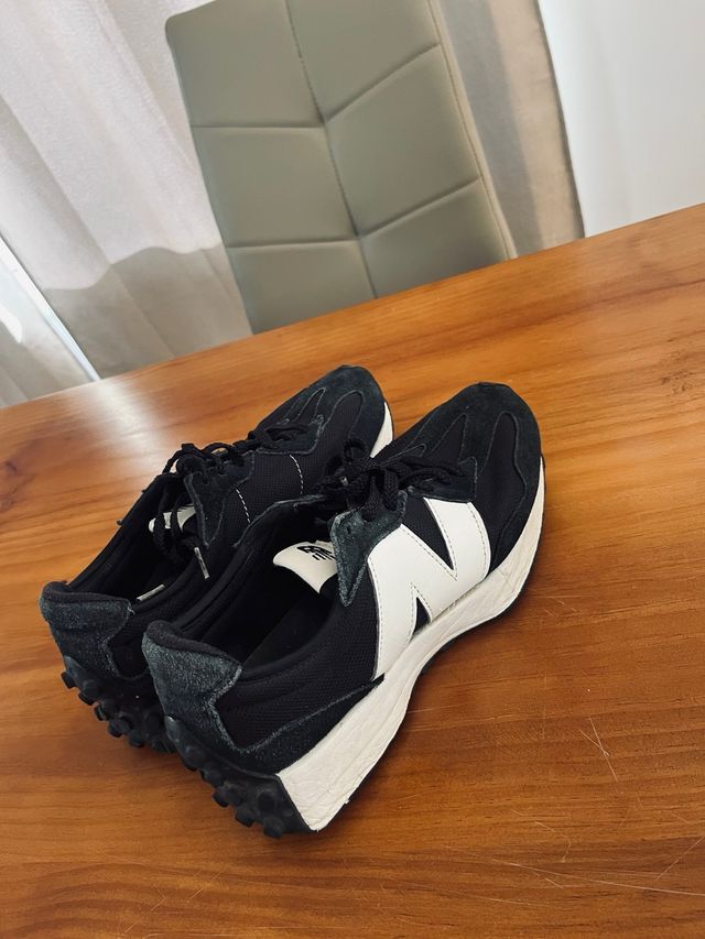 Zapatillas New Balance 327 Negras y Blancas
