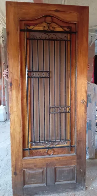 Puerta de madera exterior con marco