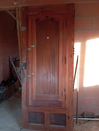 Puerta de madera exterior con marco