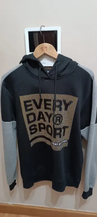 Sudadera Negra y Gris con Estampado