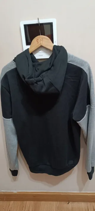 Sudadera Negra y Gris con Estampado