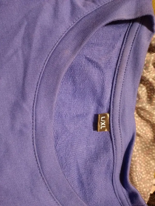 Sudadera azul con estampado de calavera