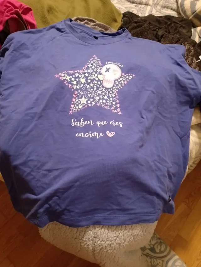 Sudadera azul con estampado de calavera