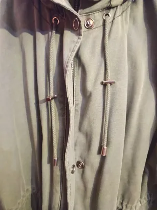 Parka verde con capucha