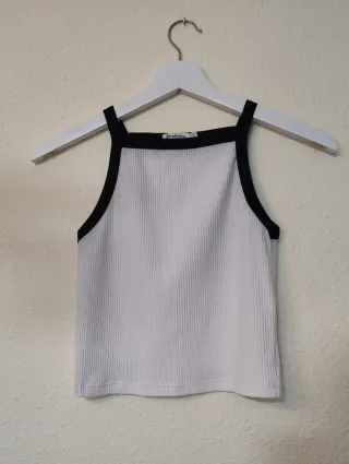 Camiseta crop top blanca mujer Stradivarius.