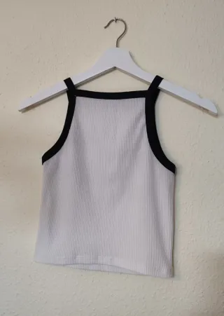 Camiseta crop top blanca mujer Stradivarius.