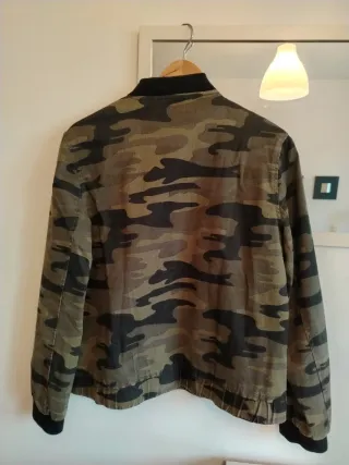 Cazadora bomber camuflaje ZARA Talla S