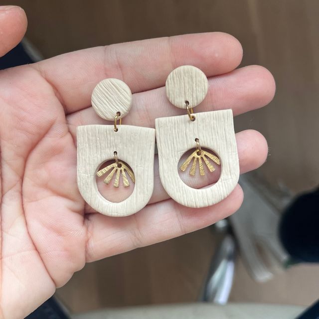 Pendientes Beige y Dorados Diseño