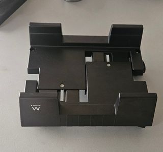 Soporte torre ordenador con ruedas incluidas.