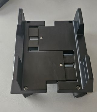 Soporte torre ordenador con ruedas incluidas.