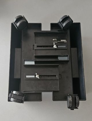 Soporte torre ordenador con ruedas incluidas.