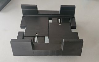 Soporte torre ordenador con ruedas incluidas.