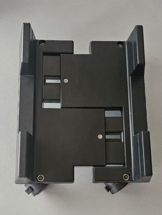 Soporte torre ordenador con ruedas incluidas.