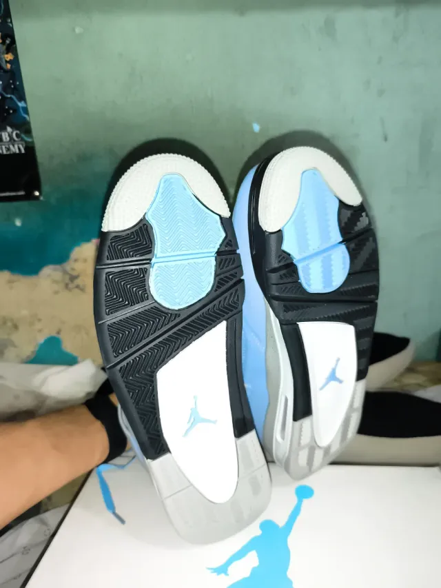 Air Jordan 4 'University Blue'