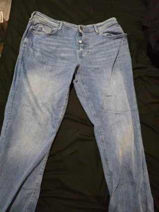 Varias camisetas y pantalones