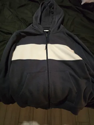 Varias camisetas y pantalones