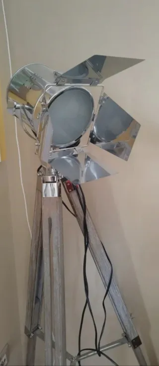 Lampada terra stile faretto cinema