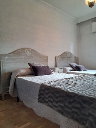 Camera da letto completa con due letti