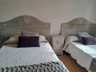 Camera da letto completa con due letti