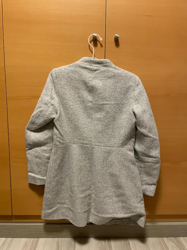 Abrigo fino gris de algodón