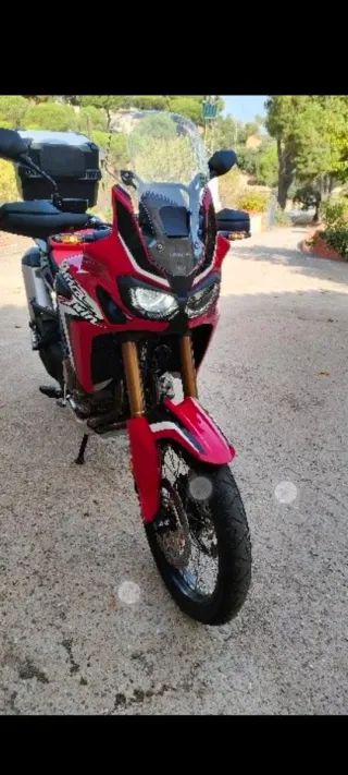 Moto Honda Africa Twin Roja
