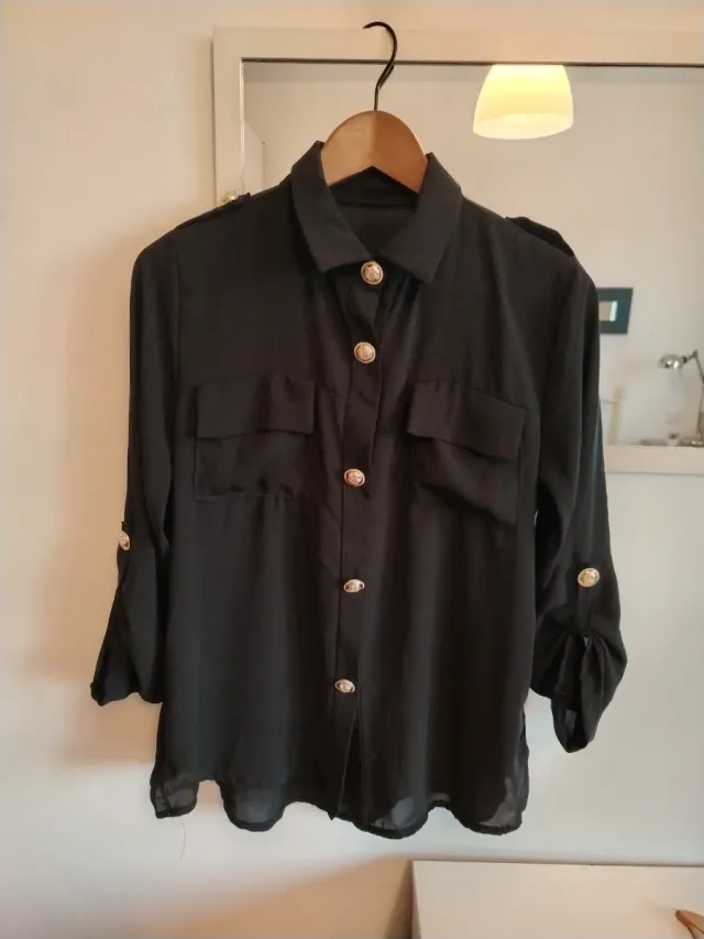 Camisa negra fluida botones dorados