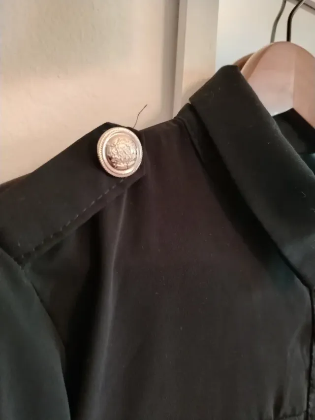 Camisa negra fluida botones dorados