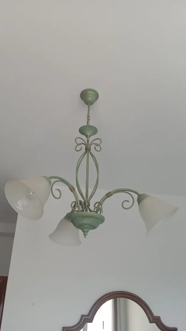 Lámpara de teito verde e blanca