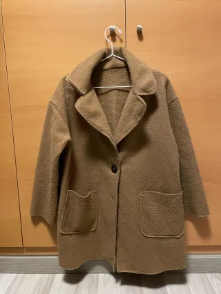 Abrigo camel con bolsillos grandes